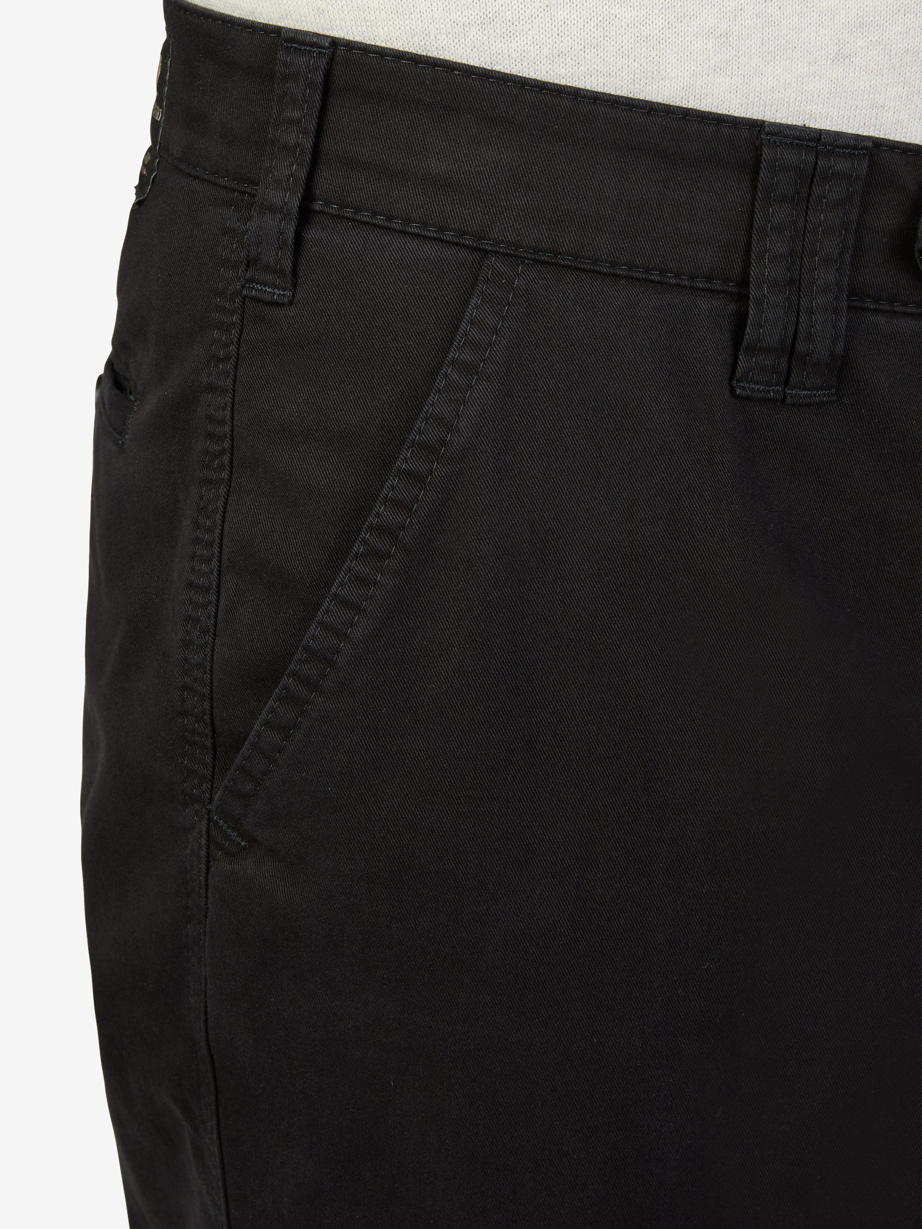 Schwarz farbene DENVER 4402 Flat Front-Hose aus Baumwoll-High Stretch, mit elastischem Komfortbund, Hemdstopper und Sicherheitstasche in der rechten Gesäßtasche. Gerade Leibhöhe, regular-fit, made in Green by Oeko-Tex, ideal für einen gepflegten, legeren Look.
