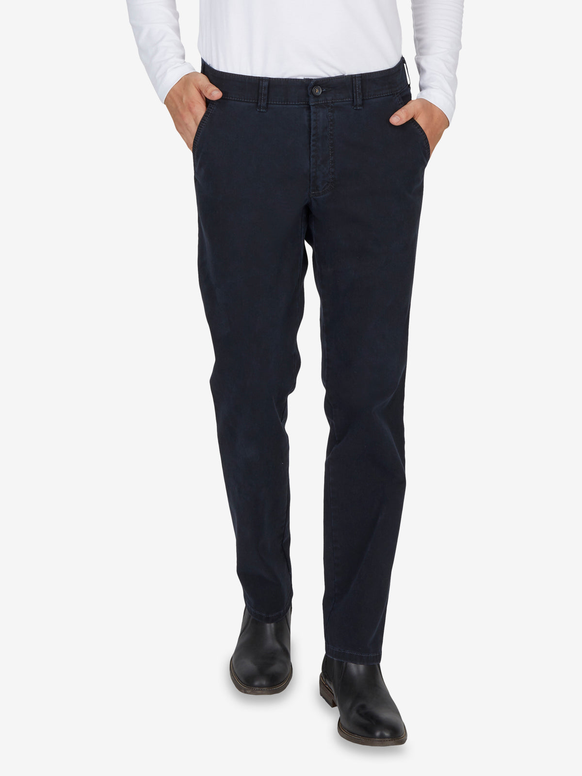 Dunkelblaue DENVER 7819 Flat Front-Hose von Club of Comfort mit elastischem Komfortbund, Hemdenstopper und geradem Bein. Hergestellt aus hoch-elastischem Baumwoll-Gabardine mit High Stretch, softer Griff und edlem Look. Gewicht 445 g/lfm, normale Leibhöhe, geeignet für Herbst/Winter.