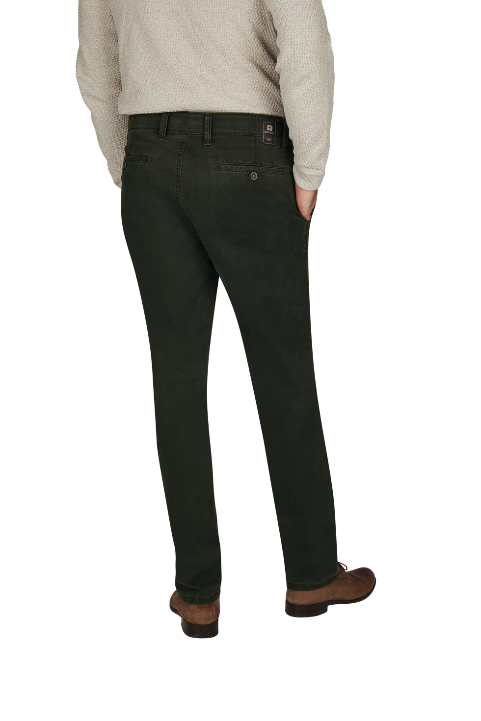 Herren im dunklen Jeans mit braunen Schuhen, die nach hinten blickend getragen werden, eine beige Pullover.