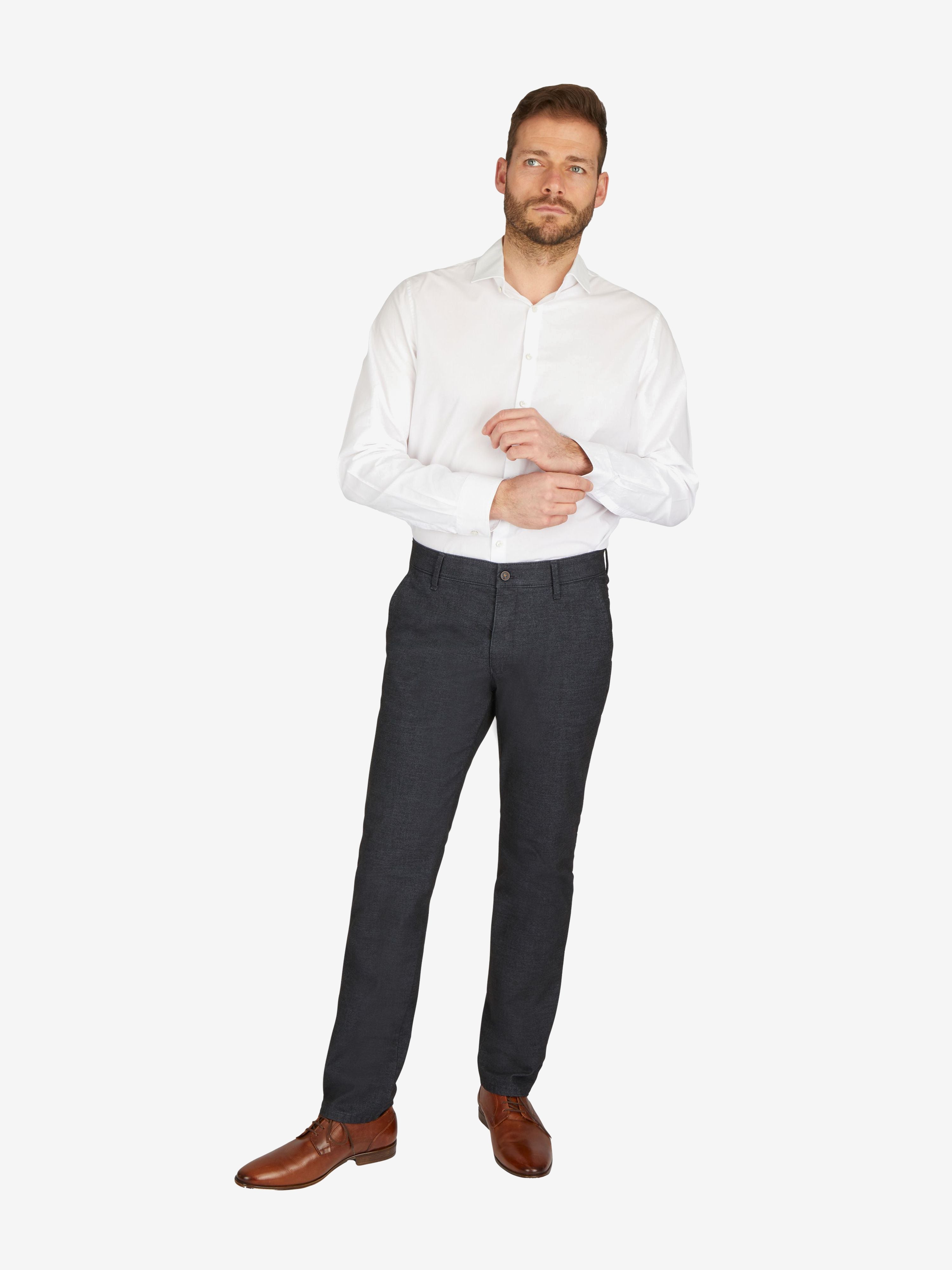 Mann trägt eine weiße Hemd und eine dunkelblaue GARVEY 7631 Flat Front-Hose mit elastischem Komfortbund, Hemdstopper, Woll-Optik im Melange-Design, normale Leibhöhe, schmal zulaufender Fuß, geeignet für Herbst/Winter, auf weißem Hintergrund.
