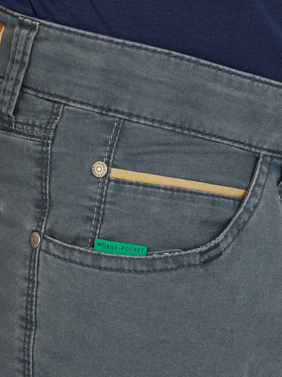 Hose HENRY 7323 in mittelblau mit 6-Pocket-Design, elastischem Doppelstoffbund, Hemdstopper und separater "Mobile Pocket" in der rechten Vordertasche. Aus leichter Baumwolle mit High Stretch, Coolmax EcoMade Klimaregulierung, hergestellt von Club of Comfort.