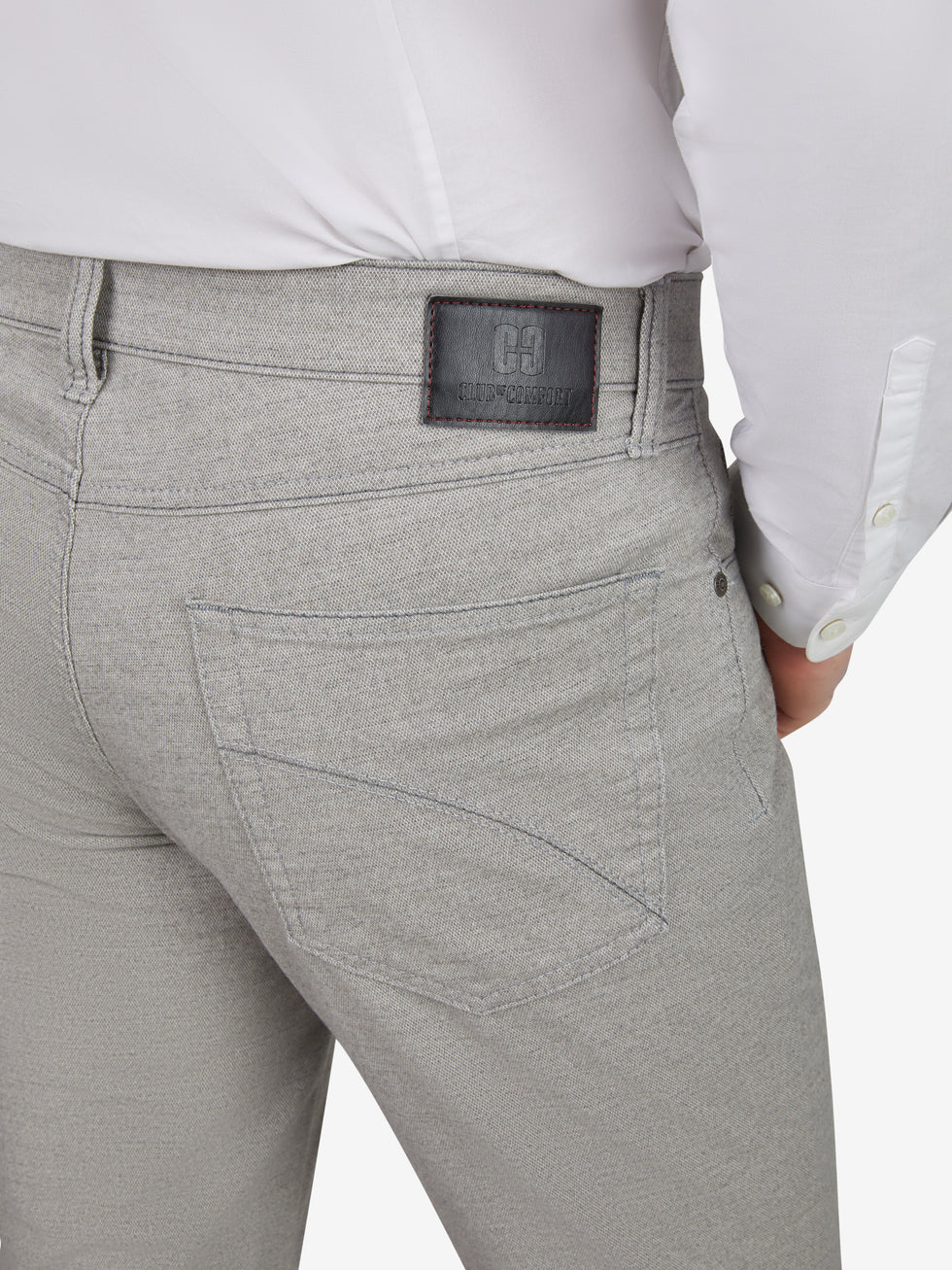 Hemdstoffhose in Hellgrau Melange vom Hersteller Club of Comfort, mit elastischem Doppelstoffbund, Mobile Pocket in der rechten Vordertasche, Münztasche mit Kontrast-Patch, 5-Pocket-Design, regular Fit, Baumwoll-Struktur-Mischgewebe mit Woll-Optik, Herbst/Winter, Komfortmerkmale wie Stretch und OEKO-TEX Standard 100.