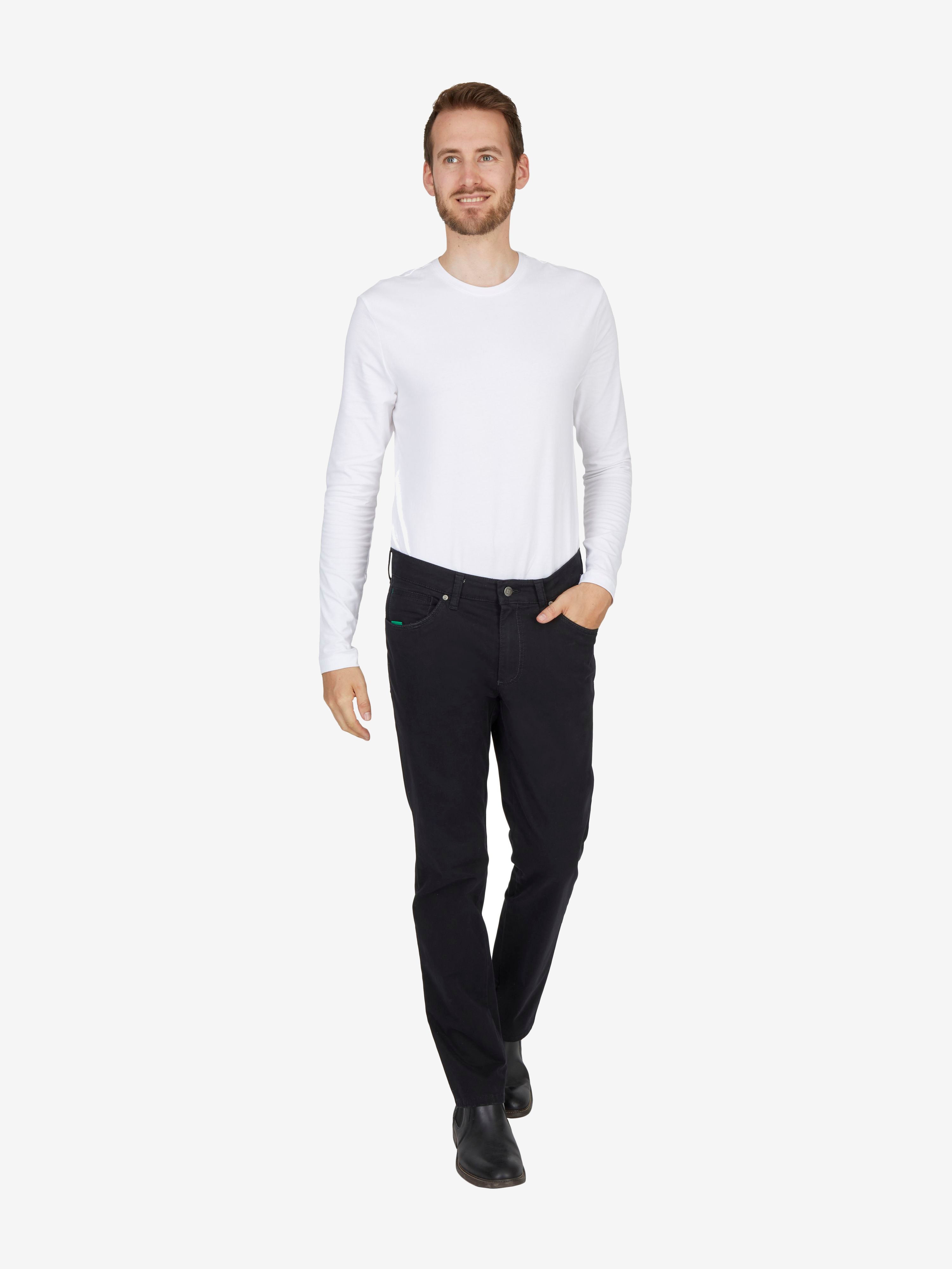 Ein Mann trägt schwarze HENRY-X7110 Baumwollhose mit Regular Fit, 5-Pocket-Design, elastischem Doppelstoffbund, Mobile Pocket, Safety-Pocket und Reißverschlusstasche in der rechten Gesäßtasche, gefertigt aus nachhaltiger Baumwoll-High Stretch-Qualität, kombiniert mit einem weißen langärmeligen Hemd, auf neutralem weißen Hintergrund.