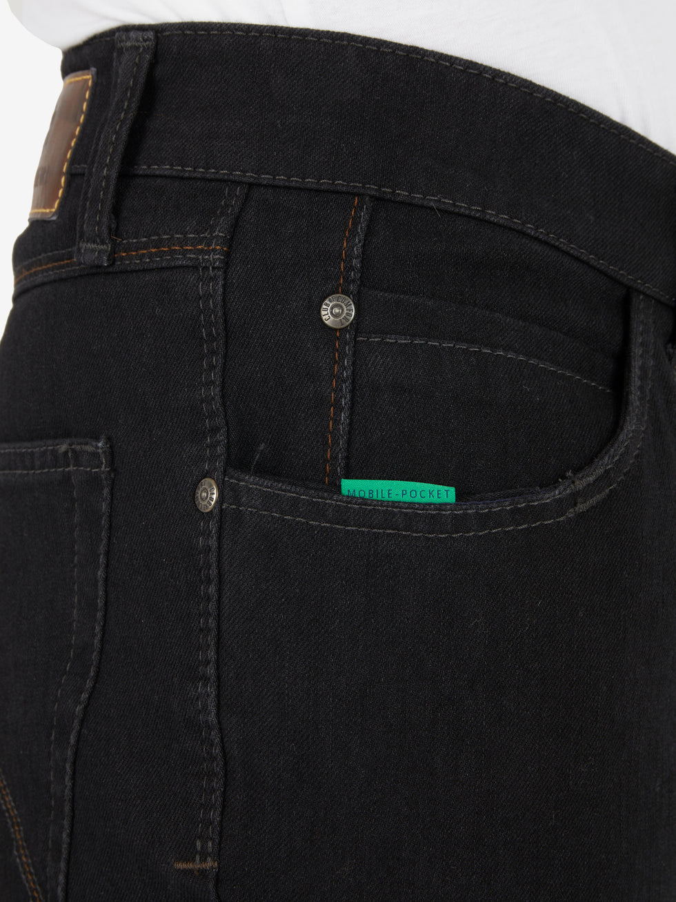 Hosenbild in Schwarz mit elastischem Doppelstoffbund, 6-Pocket-Design, Hemdstopper und spezieller "Mobile Pocket" in der rechten Vordertasche für Smartphones, aus superelastischem Bi-Stretch-Denim mit T400-Beimischung, Regular Fit, normale Leibhöhe, schlankes Bein, Hersteller Club of Comfort.