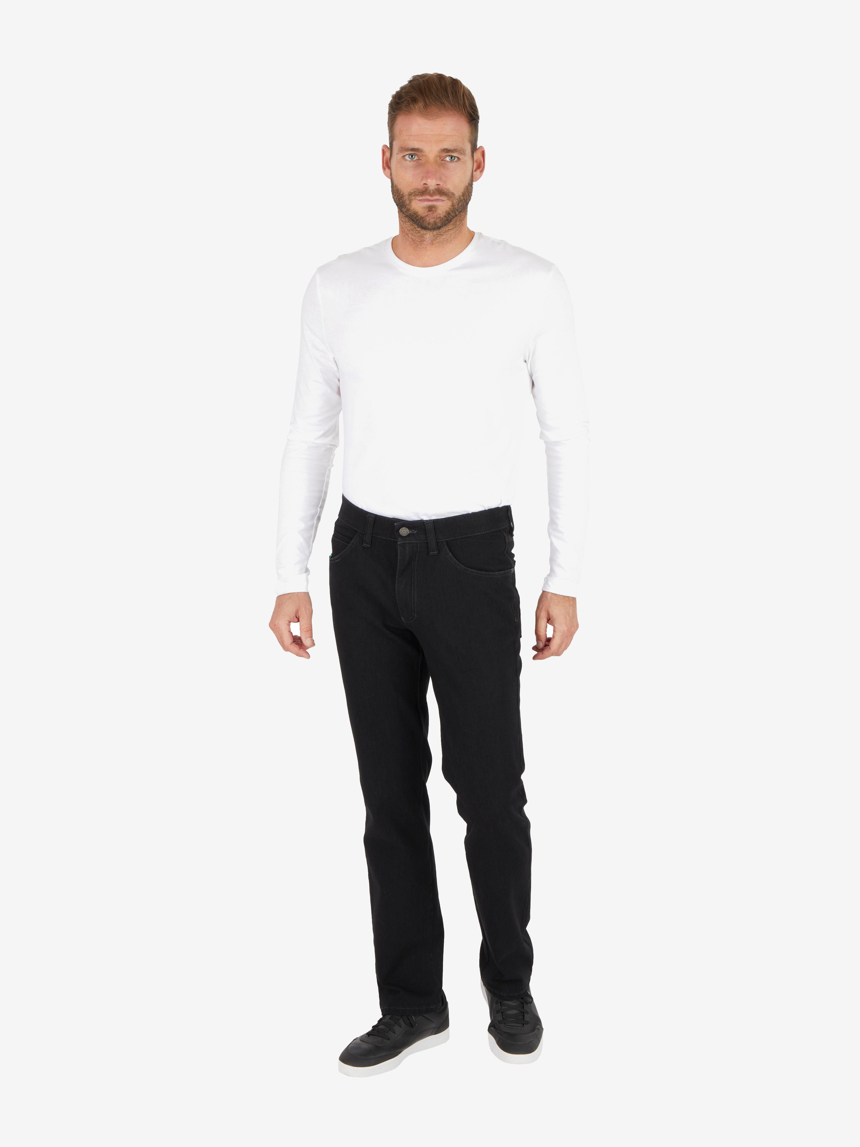 Mann trägt schwarze HENRY-Z7054 6-Pocket Jeanshose in anthrazit, mit elastischem Doppelstoffbund, Hemdstopper und separater Mobile Pocket auf der rechten Vordertasche, aus Bi-Stretch-Denim mit T400-Beimischung, schlankes Bein, normale Leibhöhe, kombiniert mit weißem Langarmshirt.