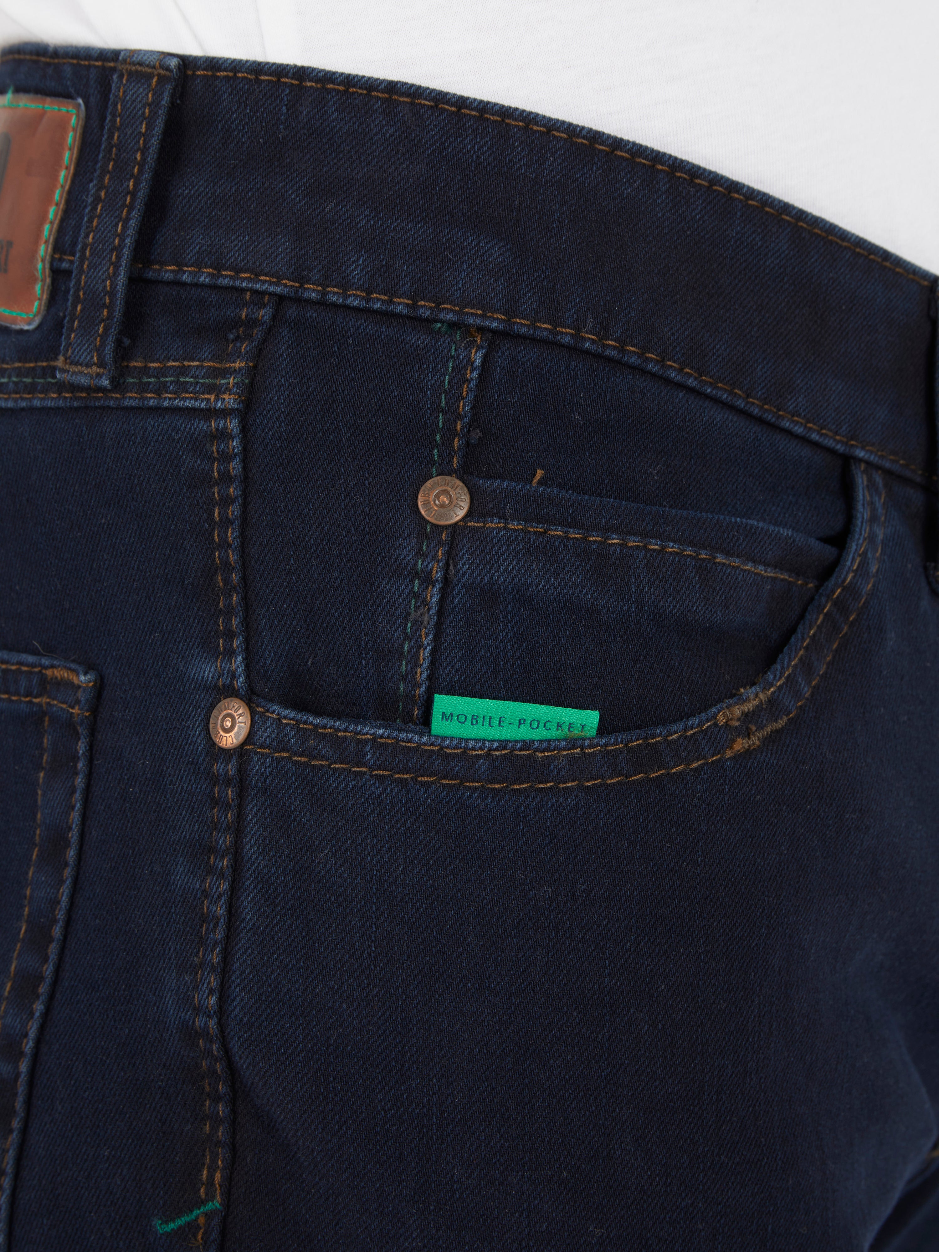 Nahaufnahme einer dunkelblauen 5-Pocket Jeanshose des Herstellers Club of Comfort, Modell HENRY-Z7054. Die Hose hat einen elastischen Doppelstoffbund, eine separate "Mobile Pocket" in der rechten Vordertasche für das Smartphone, und besteht aus superelastischem Bi-Stretch-Denim mit T400-Beimischung für Formstabilität.