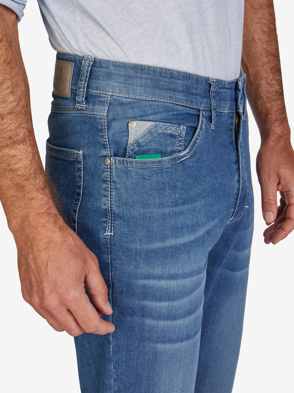 Hosenbild eines modischen, hellblauen, gewaschenen 6-Pocket Jeans von Club of Comfort mit elastischem Doppelstoffbund, Mobile Pocket in der rechten Vordertasche, Kontrast-Münztasche, hergestellt aus hoch elastischem Super High Stretch-Denim, normales Modell mit regulärer Leibhöhe und schmalem Bein.