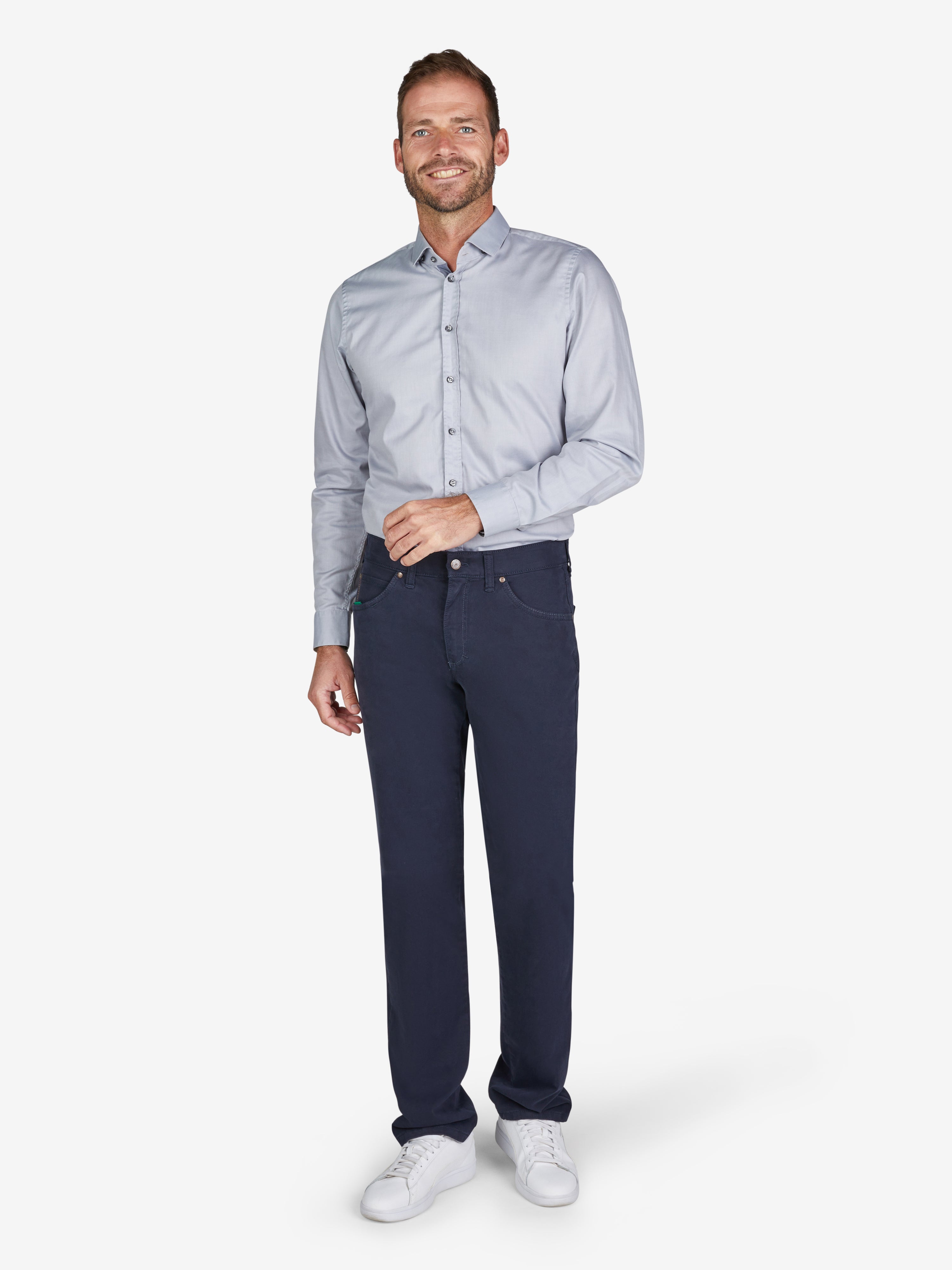 Mann trägt eine dunkelblaue HENRY 8070 5-Pocket Hose von Club of Comfort mit Regular Fit, elastischem Doppelstoffbund, Hemdstopper und separater Mobile Pocket in der rechten Vordertasche. Die Baumwollhose hat eine normale Leibhöhe, bisschen schlankes Bein, ist bequem, ganzjahresfähig, made in Green by Oeko-Tex, und in Blau.