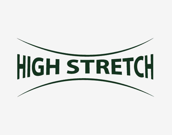 Der Logo-Entwurf zeigt den Schriftzug „HIGH STRETCH“ in dunklem Grün, der zwischen zwei geschwungenen Linien plaziert ist, die nach oben und unten verlaufen. Der Text ist groß und gut lesbar, wirkt dynamisch und vermittelt die Idee von Dehnbarkeit oder Flexibilität. Der Hintergrund ist weiß, was einen klaren Kontrast zur Schrift bietet.