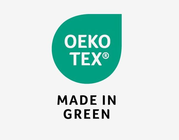 Das Bild zeigt das OEKO-TEX®-Logo in einer grünen, tropfenähnlichen Form mit weißer Schrift. Darunter steht in schwarzer Schrift „MADE IN GREEN“. Das Logo kennzeichnet nachhaltige, umweltfreundliche Textilprodukte, die auf Schadstofffreiheit geprüft wurden.