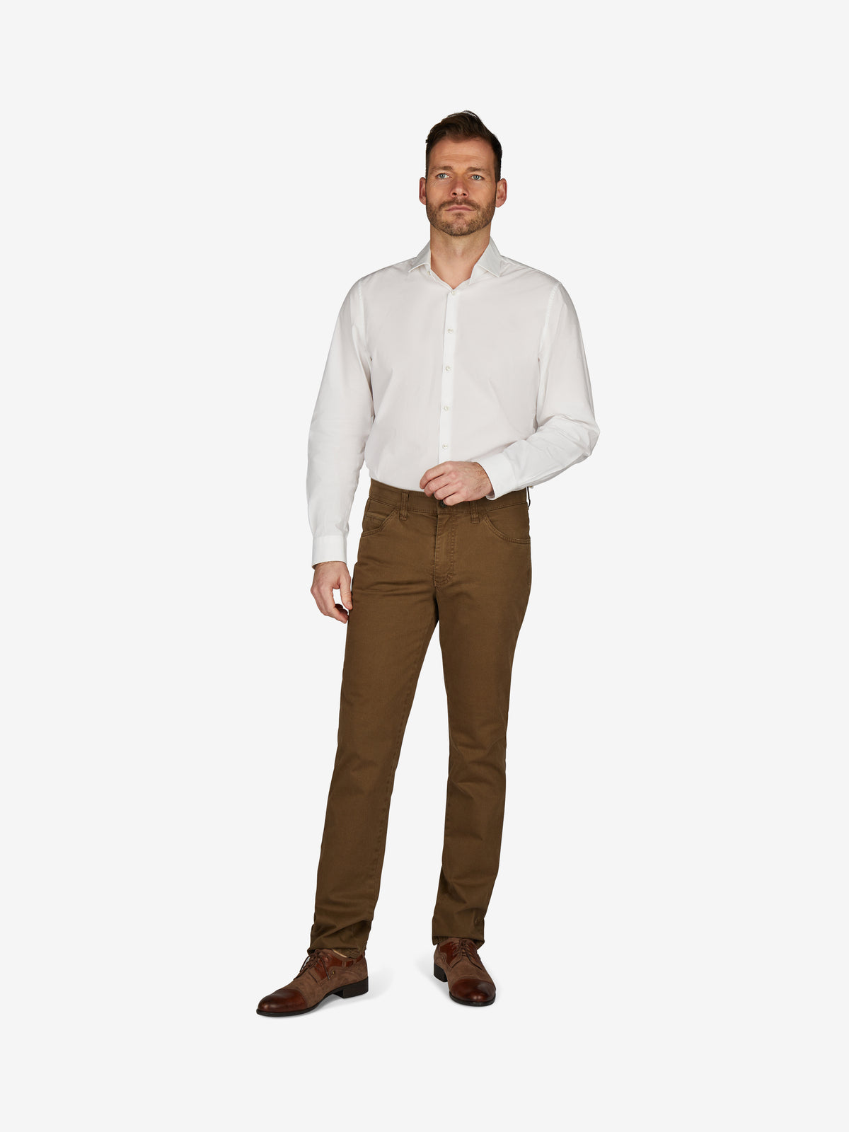 Mann trägt braune MARVIN 8011 - braune Baumwoll-Hose mit Regular Fit, Swing-Pockets, elastischem Comfortbund und Hemdstopper, aus High Stretch Baumwolle mit winterlichem Struktur-Print, bei einem weißen Hemd, sportiv und bequem für Herbst/Winter.