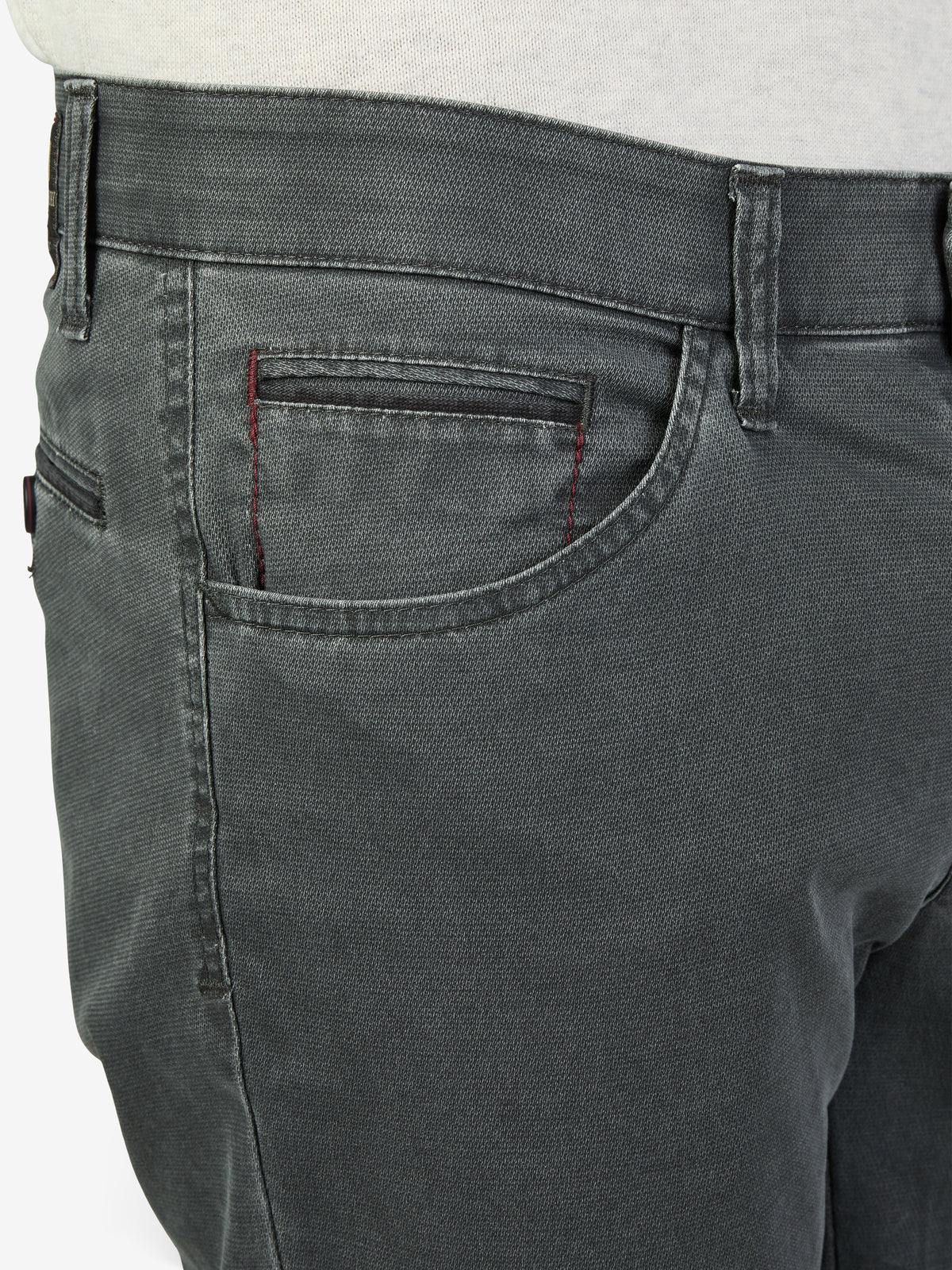 Grau-farbene Jacken-Hose von Club of Comfort, Modell MARVIN 8025, mit elastischem Comfortbund, Swing-Pocket mit Hemdstopper, doppelt paspelierte Münztasche, aus High Stretch Baumwolle mit Thermolite-Wärmeisolierung, normale Leibhöhe, schmales Bein, bequemes Regular Fit, für Herbst/Winter geeignet.