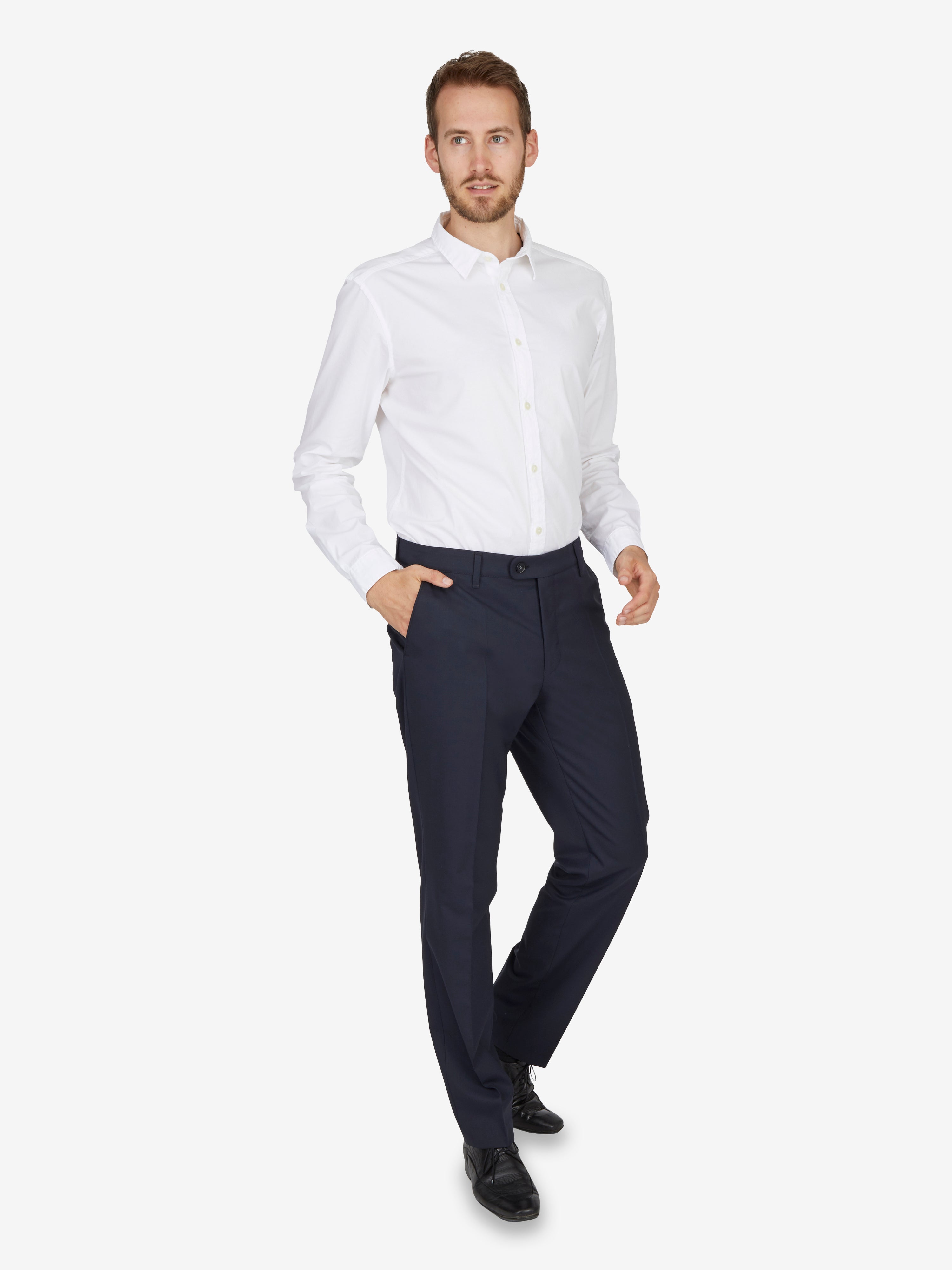 Männlicher Model trägt dunkelblaue SANTOS 2590 Flat Front-Hose mit elastischem Komfortbund, Hemdenstopper und praktischer Bundverlängerung mit Knopf und Haken, aus maschinenwaschbarer Woll-Misch-Qualität, normale Leibhöhe, gerades Bein, im Büro-Outfit, auf weißem Hintergrund.