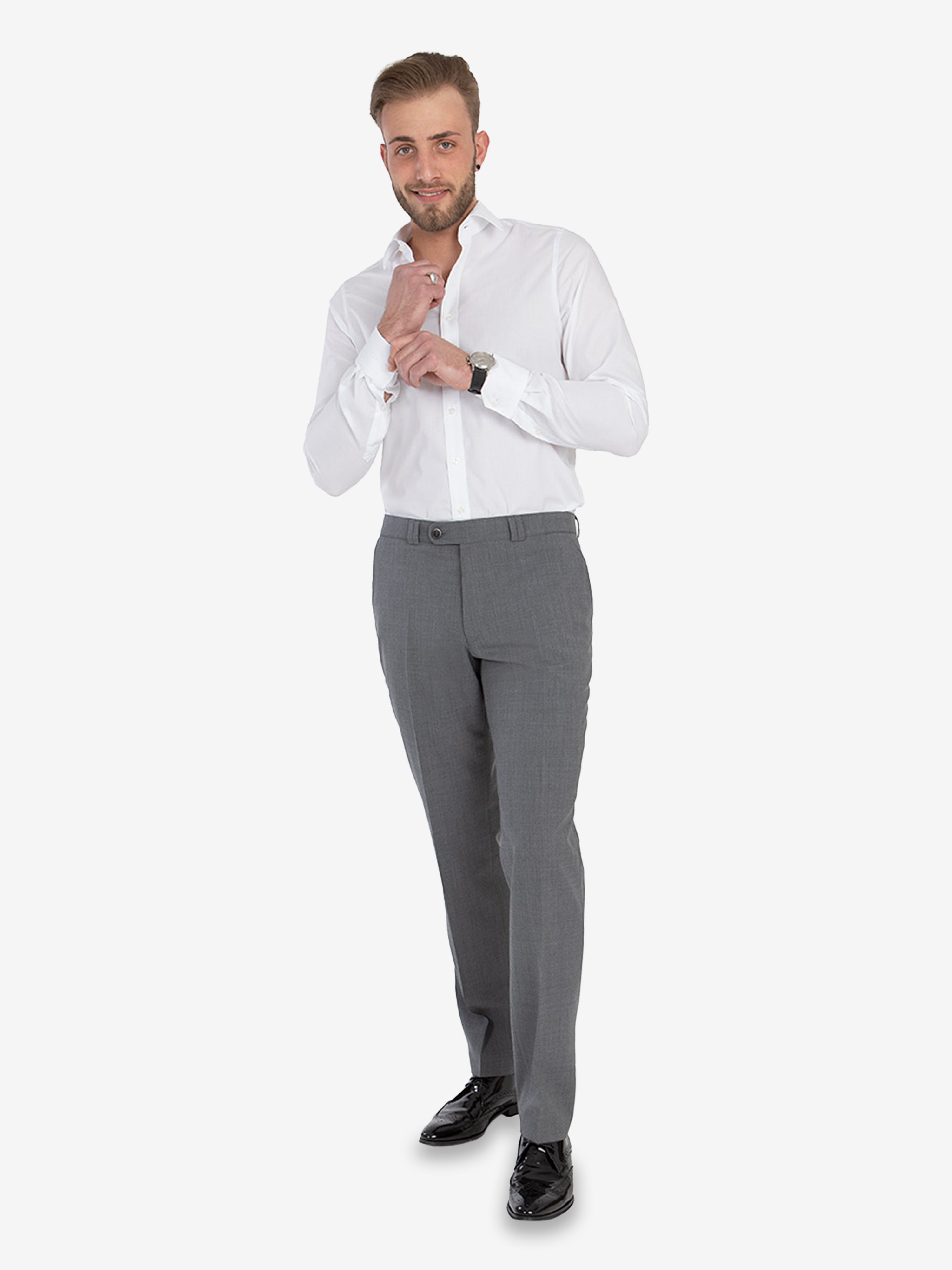 Mann in weißem Hemd und grauer Woll-Hose mit Flat Front, Hemdenstopper und elastischem Komfortbund, Produkt SANTOS 2590 in mittelgrau, gerades Bein, regelmäßige Passform, aus waschbarer Woll-Misch-Qualität, ideal für Ganzjahres, auf weißem Hintergrund.
