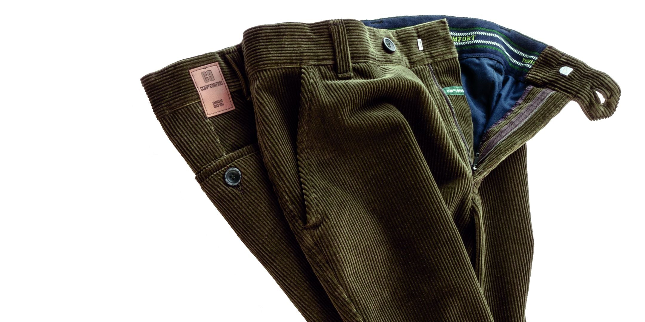 Ein Paar braune Cordhose mit Gürtel, offen liegend und teilweise umgedreht, zeigt den schwarzen Innenfutter und den Knöpfen an den Gürtelschlaufen.