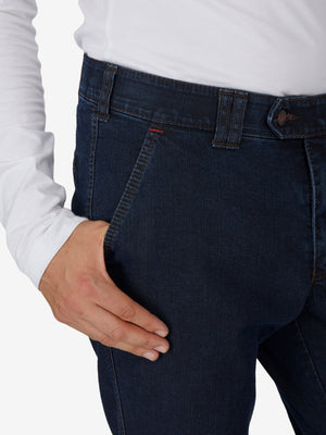 Dunkelblaue DALLAS 4631 Jeanshose von Club of Comfort mit geradem Bein, Komfortbund, Hemdenstopper, aus robustem Stretch-Ring-Denim, normale Leibhöhe, leichte Sommerjeans, für Alltags- oder Freizeitstil.