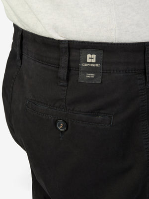 Nahaufnahme einer schwarzen DENVER 4402 Flat Front-Hose von Club of Comfort, mit elastischem Komfortbund, Hemdstopper und Reißverschluss-Sicherheitstasche in der rechten Gesäßtasche, gefertigt aus softem Baumwoll-High Stretch, normale Leibhöhe, gerades Bein, in Schwarz, Made in Green by Oeko-Tex, für gepflegten, legeren Stil.