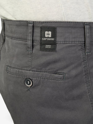 Nahaufnahme einer grauen DENVER 4402 Flat Front-Hose von Club of Comfort, mit elastischem Komfortbund, Hemdstopper und Reißverschluss-Sicherheitstasche in der rechten Gesäßtasche, aus softem Baumwoll-High Stretch-Material.