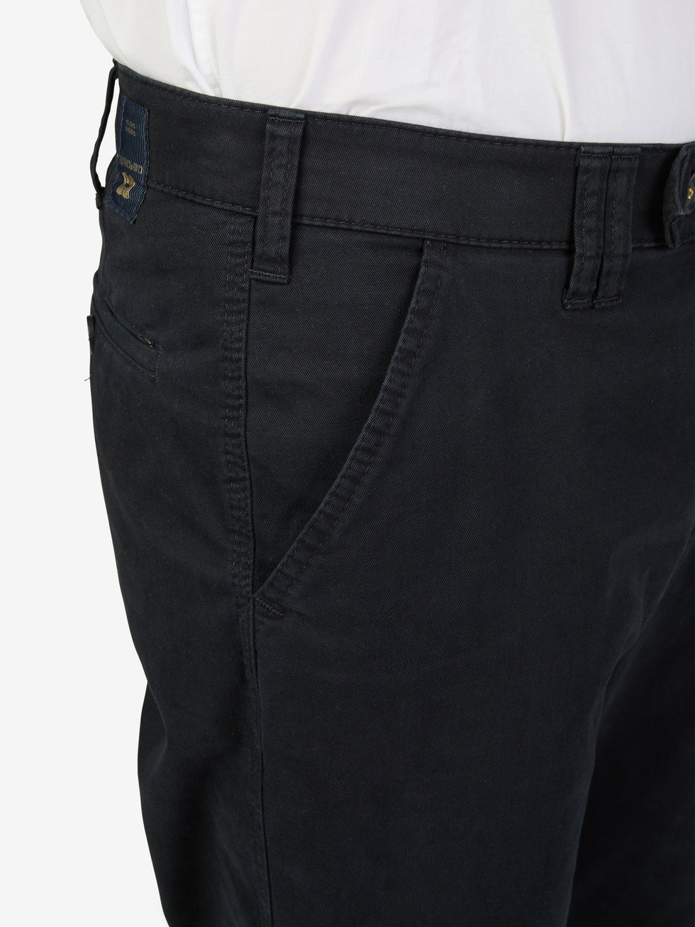 Dunkelblaue DENVER 4402 Flat Front-Hose aus Baumwoll-High-Stretch, mit elastischem Komfortbund, Hemdstopper, Safety-Reißverschluss-Tasche im rechten Gesäß, geradem Schnitt, normale Leibhöhe, Made in Green by Oeko-Tex, ideal für gepflegten, legeren Look.