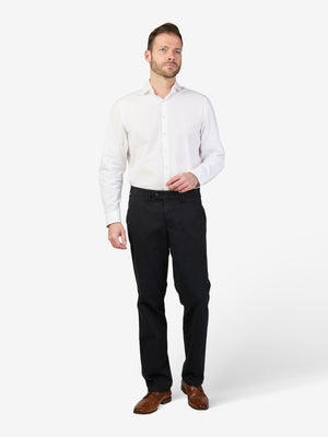 Männlicher Model trägt eine dunkelblaue DENVER 4402 Flat Front-Hose aus Baumwolle mit elastischem Komfortbund, Hemdstopper und Safety-Reißverschluss-Tasche auf einem weißen Hintergrund, gepflegter, legerer Look.