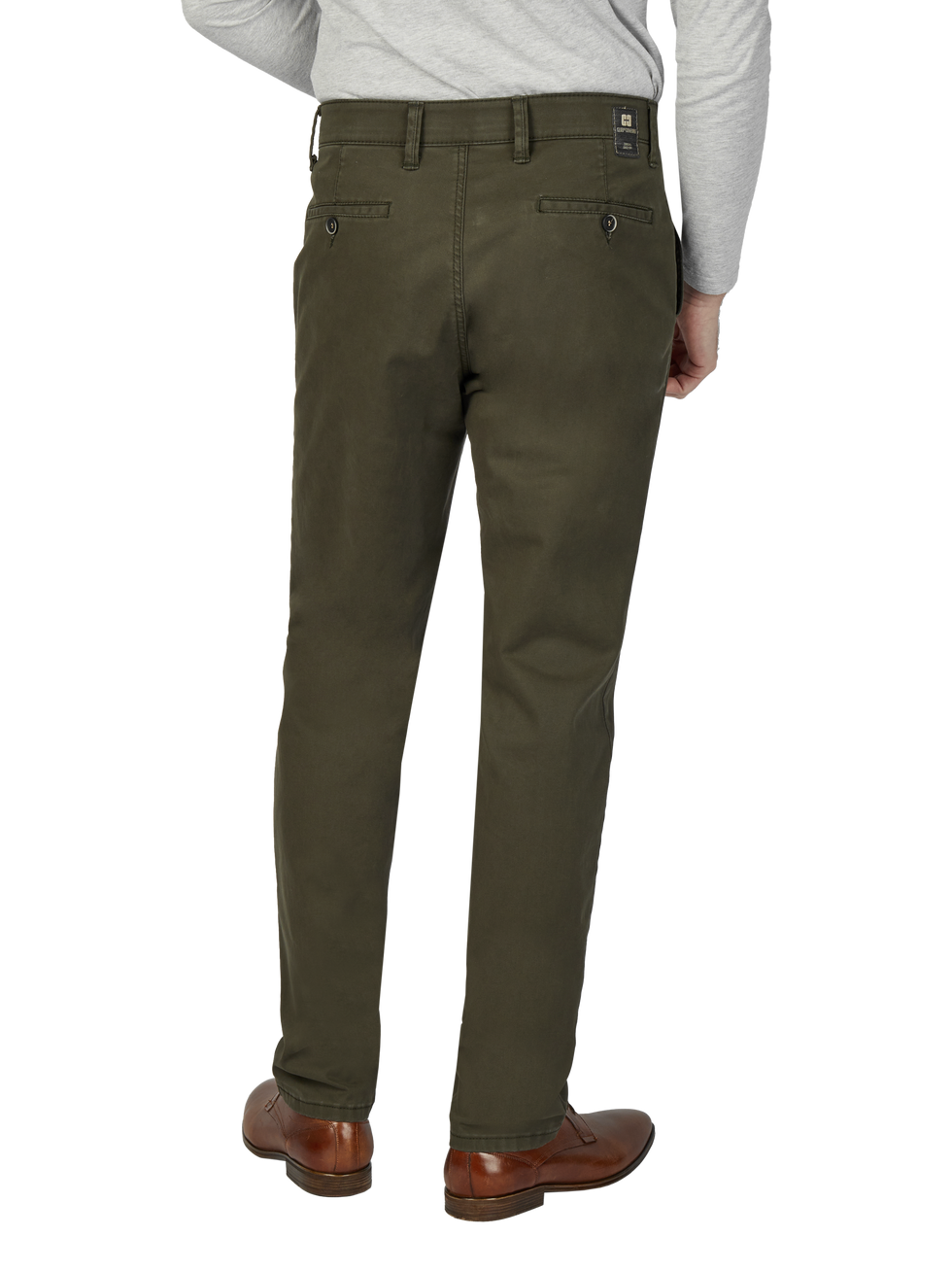 Herrenhose in Olive-Grün, gerade geschnitten, mit Gürtelschlaufen und zwei hinteren Taschen mit Knopfverschluss, getragen mit braunen Lederschuhen.