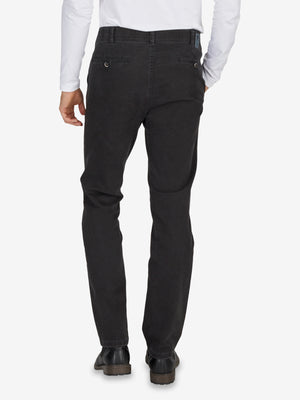 Detailliertes Bild einer Herren-Hose aus anthrazitfarbenem Baumwoll-Gabardine mit High Stretch, Flat Front, Komfortbund und Hemdenstopper. Gerader Schnitt, normale Leibhöhe, gefertigt von Club of Comfort, ideal für Herbst/Winter, mit edlem Look und softem Griff.