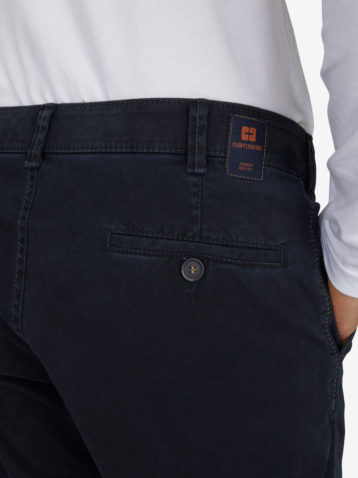 Dunkle Marineblaue Flat Front-Hose von Club of Comfort mit elastischem Komfortbund, Hemdenstopper, geradem Bein, aus hochelastischem Baumwoll-Gabardine, häufig für Herbst/Winter getragen, mit Designer-Logo am Gürtel, geeignet für Regular-Figur, kurze Länge, Made in Green by Oeko-Tex.