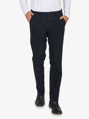 Dunkelblaue DENVER 7819 Flat Front-Hose von Club of Comfort mit elastischem Komfortbund, Hemdenstopper und geradem Bein. Hergestellt aus hoch-elastischem Baumwoll-Gabardine mit High Stretch, softer Griff und edlem Look. Gewicht 445 g/lfm, normale Leibhöhe, geeignet für Herbst/Winter.