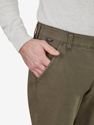 Nahaufnahme einer grünen Flat Front-Hose des Modells GARVEY 8070 von Club of Comfort, getragen von einer Person. Die Hose verfügt über einen elastischen Komfortbund, Hemdstopper, Münztasche, normale Leibhöhe und schmalere Beinverarbeitung. Hochwertiges Baumwollgewebe mit 360° Stretch und Safety-Pocket.