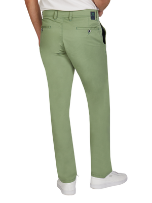 Bequeme hellgrüne Flat Front-Hose von Club of Comfort mit elastischem Komfortbund, Hemdstopper, Regular Fit, aus nachhaltiger Baumwolle mit COLDBLACK-Ausrüstung, made in Green by Oeko-Tex, geeignet für Frühjahr/Sommer, schmalere Fußweite, Modell trägt weiße Sneakers.