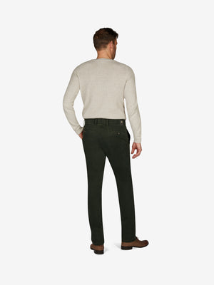 Mann trägt dunkelgrüne GARVEY Flat Front-Hose aus elastischem Baumwoll-Gabardine mit High Stretch, komfortablem Bund und Hemdenstopper, normaler Leibhöhe, schmalerer Fußweite und edlem Griff, ideal für Herbst/Winter.