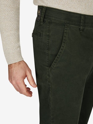 Dunkelgrüne Flat Front-Hose GARVEY 6421 von Club of Comfort mit elastischem Komfortbund, Hemdenstopper, High Stretch Baumwoll-Gabardine, schmaler Beinverlauf, normale Leibhöhe, Herbst/Winter, Made in Green by Oeko-Tex, für einen edlen Look und hohen Tragekomfort.