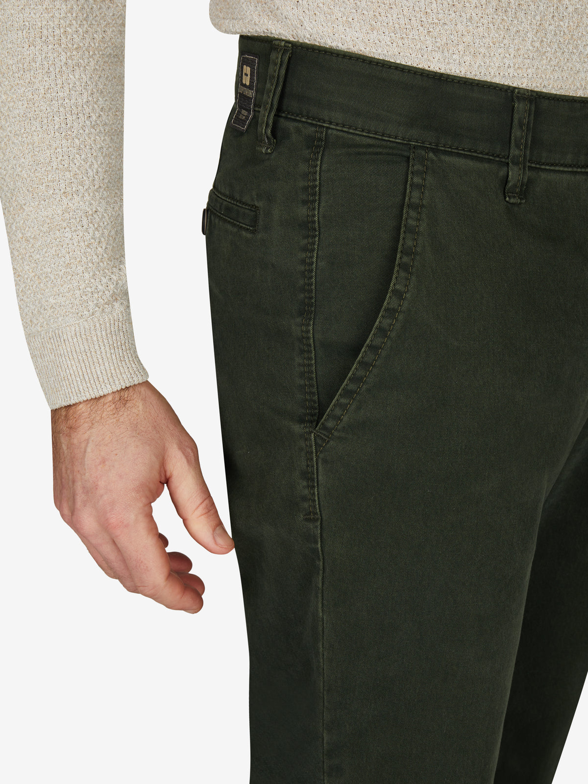 Dunkelgrüne Flat Front-Hose GARVEY 6421 von Club of Comfort mit elastischem Komfortbund, Hemdenstopper, High Stretch Baumwoll-Gabardine, schmaler Beinverlauf, normale Leibhöhe, Herbst/Winter, Made in Green by Oeko-Tex, für einen edlen Look und hohen Tragekomfort.