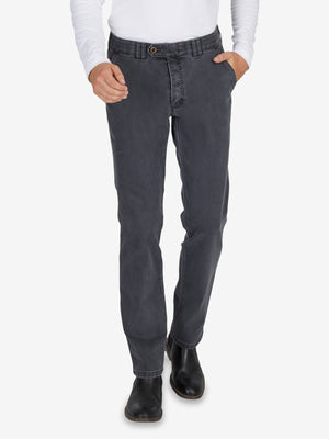 Grau frommende Garvey 6822 Flat Front-Hose mit elastischem Komfortbund, Hemdstopper, Bundverlängerung mit Knopf und Haken, High Stretch-Denim mit Thermolite-Wärmeisolierung, Regular Fit, schmaler Beinverlauf, Herbst/Winter, getragen von einer Person in schwarzem Schuhwerk.