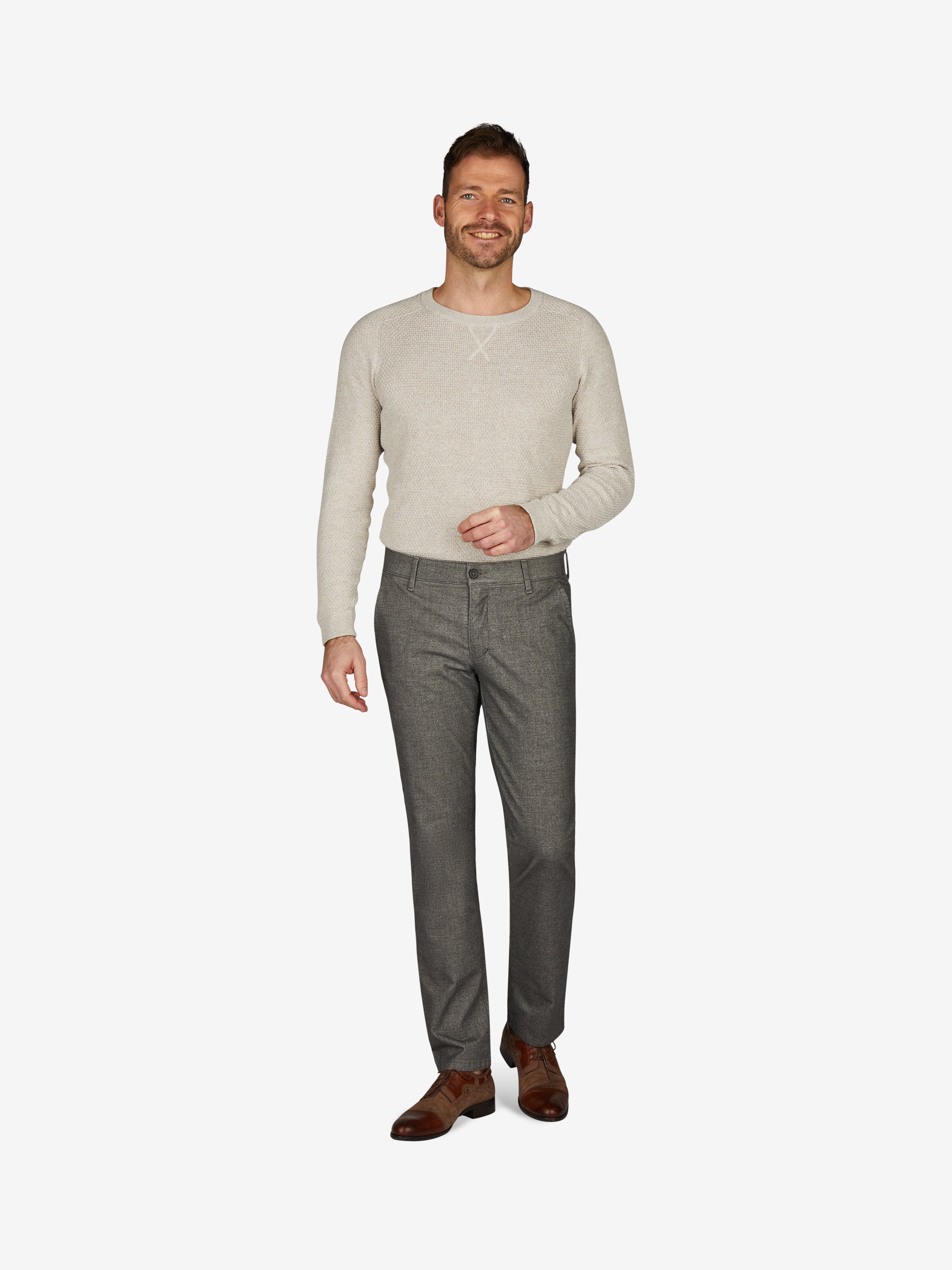 Männlicher Modell trägt eine graue GARVEY 7631 Flat Front-Hose mit elastischem Komfortbund und Hemdstopper, kombiniert mit einem cremefarbenen Pullover. Die Hose aus Baumwoll-Struktur-Mischgewebe zeigt eine Woll-Optik mit Melange-Effekt, normale Leibhöhe, schmalere Fußweite für schlanken Beinverlauf, geeignet für Herbst/Winter.