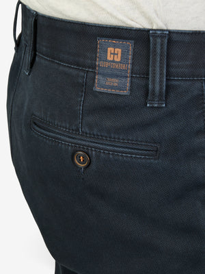 Dunkelblaue GARVEY 8025 Flat Front-Hose mit elastischem Komfortbund und Hemdenstopper. Hochwertiges High Stretch Baumwoll-Gewebe mit Thermolite-Wärmeisolierung. Schmaler Beinverlauf, normale Leibhöhe, hergestellt von Club of Comfort.