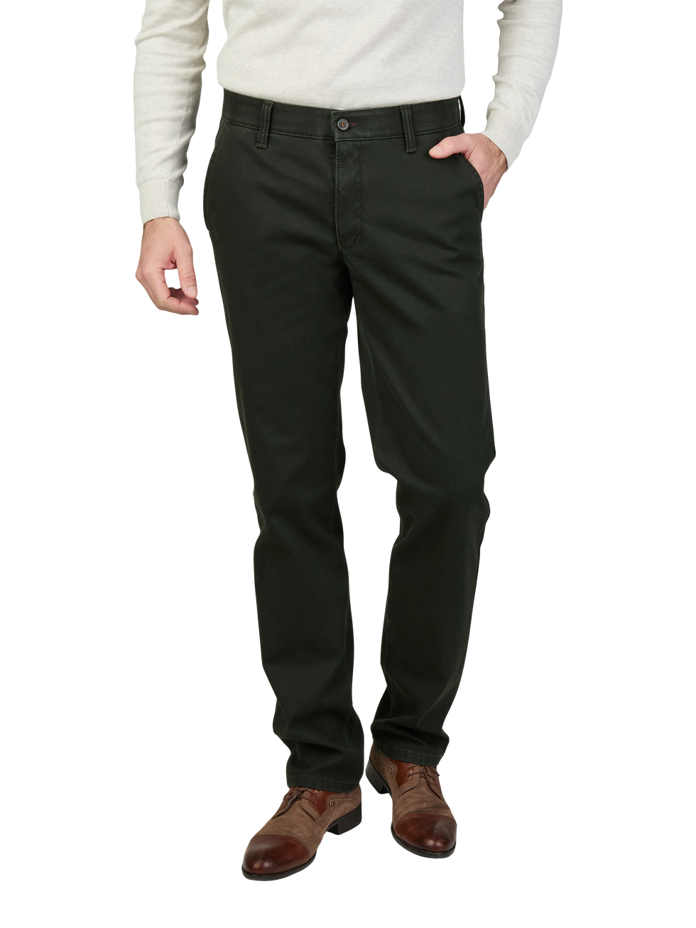 Hände in die Tasche steckende Person trägt schwarze Chino-Hose, beige Pullover, braune Lederstiefel. Der Fokus liegt auf den Hose und den Schuhen.