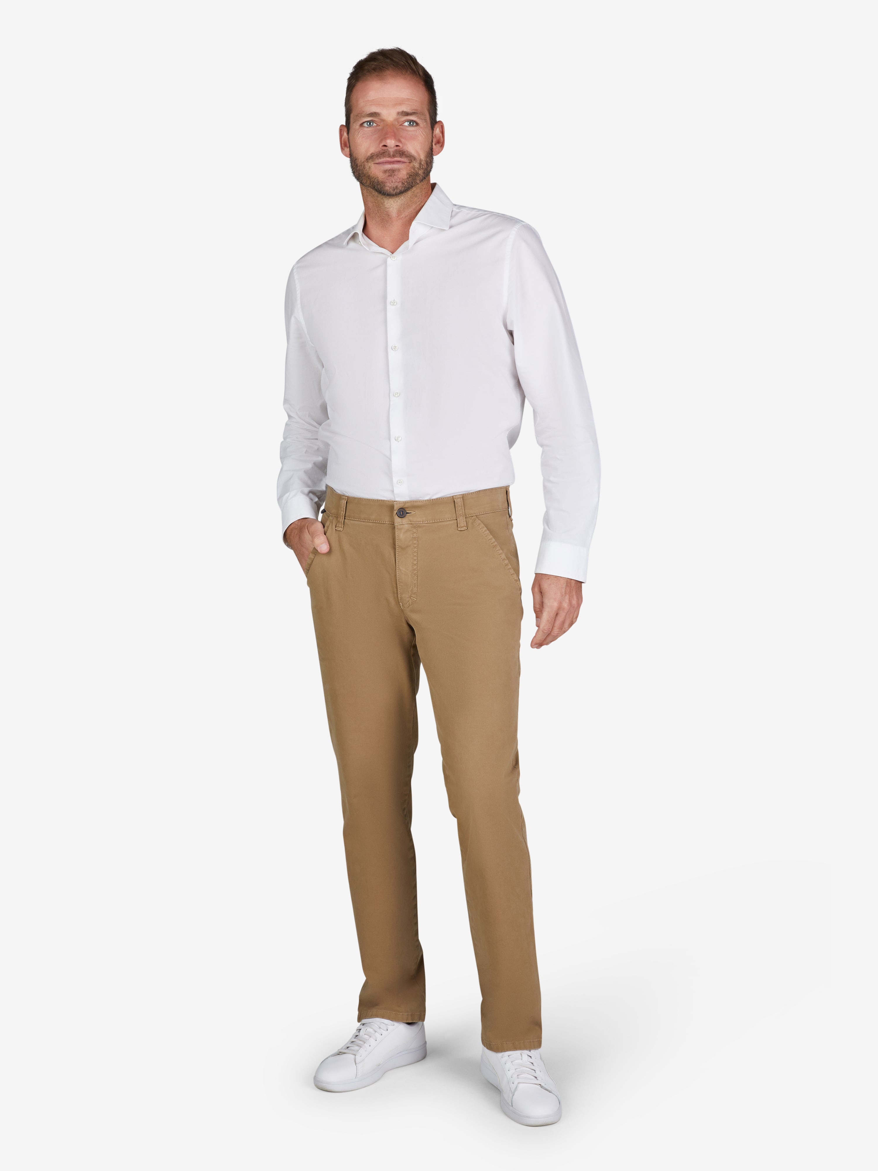 Mann trägt beige GARVEY 8070 Flat Front-Hose mit elastischem Komfortbund, Hemdstopper und Münztasche, aus bi-elastischer Baumwolle mit softem Griff, normales Profil, schlanker Beinverlauf, Sommer- und Ganzjahresartikel, Hersteller Club of Comfort.