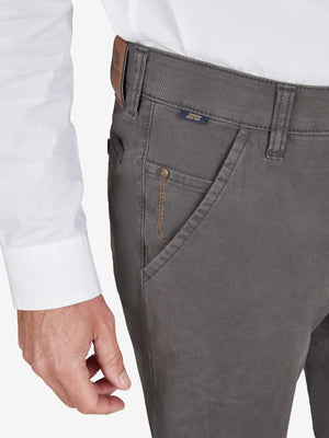 Nahaufnahme einer grauen Chino-Hose von Club of Comfort, mit elastischem Komfortbund, Hemdstopper und Metztasche. Die Hose ist aus bi-elastischer Baumwolle gefertigt, hat eine schmale Fußweite und eine normale Leibhöhe.