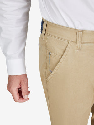 Nahaufnahme einer beigen Flat-Front-Hose von GARVEY 8124 mit Komfortbund, Hemdstopper, Münztasche, aus elastischer Baumwoll-Mikrostruktur mit Coolmax® EcoMade, normaler Leibhöhe, schlankem Bein, hergestellt von Club of Comfort.
