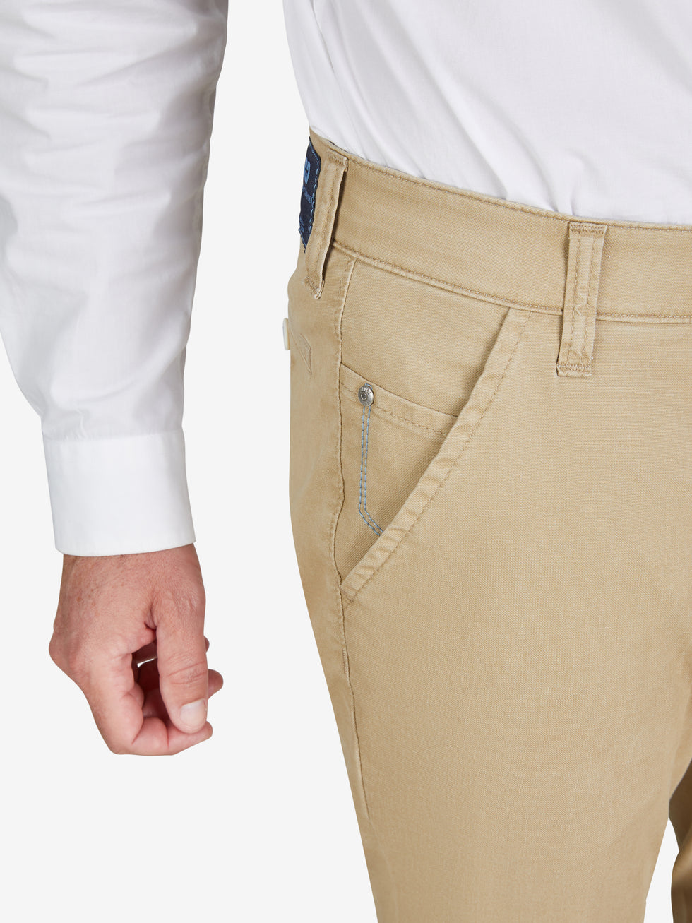 Nahaufnahme einer beigen Flat-Front-Hose von GARVEY 8124 mit Komfortbund, Hemdstopper, Münztasche, aus elastischer Baumwoll-Mikrostruktur mit Coolmax® EcoMade, normaler Leibhöhe, schlankem Bein, hergestellt von Club of Comfort.