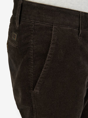 Graumelierte Cord-Hose GARVEY 8200 mit Flat Front, elastischem Komfortbund, Hemdenstopper, Bundverlängerung mit Knopf und Haken, Regular Fit, schmaler Fußweite, made in Green by Oeko-Tex, getragen vom Modell.