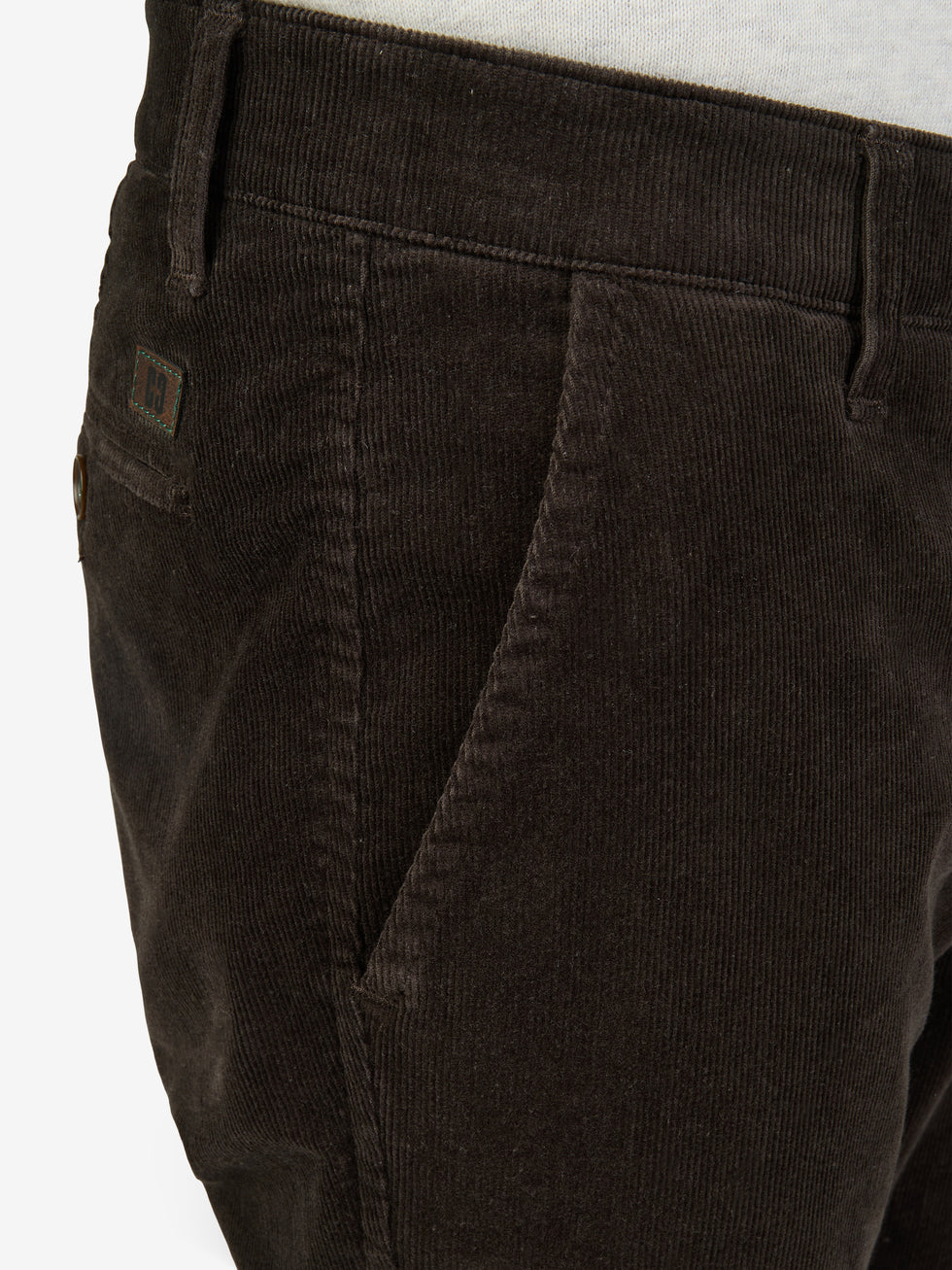 Graumelierte Cord-Hose GARVEY 8200 mit Flat Front, elastischem Komfortbund, Hemdenstopper, Bundverlängerung mit Knopf und Haken, Regular Fit, schmaler Fußweite, made in Green by Oeko-Tex, getragen vom Modell.