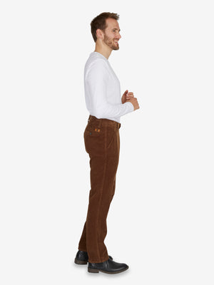 Mann trägt eine hellbraune GARVEY 8200 Flat Front Hose aus Feincord mit High Stretch, Komfortbund, Hemdenstopper, schmaler Fußweite, normaler Leibhöhe, in casualiger Optik, geeignet für Herbst/Winter.