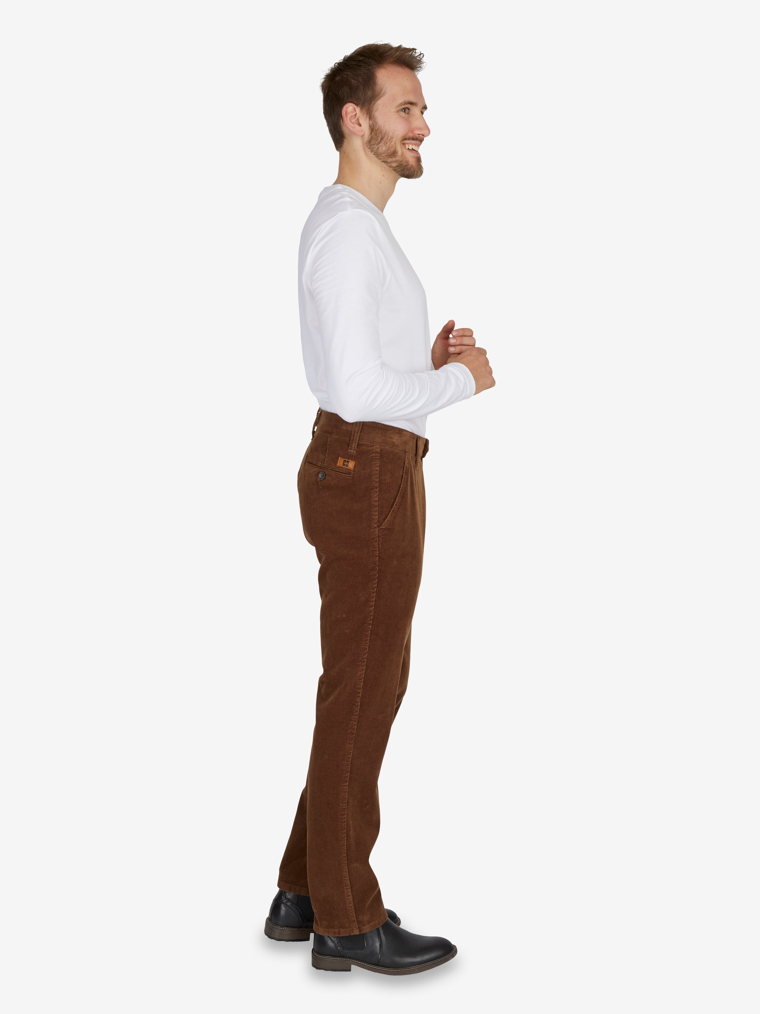 Mann trägt eine hellbraune GARVEY 8200 Flat Front Hose aus Feincord mit High Stretch, Komfortbund, Hemdenstopper, schmaler Fußweite, normaler Leibhöhe, in casualiger Optik, geeignet für Herbst/Winter.