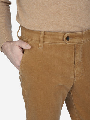 Nahaufnahme einer beige Cord-Hose mit Flat Front, elastischem Komfortbund und Hemdenstopper, vom Hersteller Club of Comfort. Die Hose hat eine normale Leibhöhe, schmalere Fußweite, Stretch-Feincord, soft Griff, und ist für Herbst/Winter geeignet.