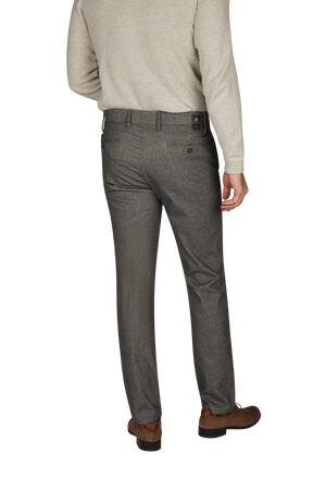 Produktbild einer grauen GARVEY Flat Front-Hose, hergestellt von Club of Comfort. Die Hose hat eine normale Leibhöhe, elastischen Komfortbund, Hemdstopper und schmalere Fußweite für einen schlankeren Beinverlauf. Gefertigt aus Baumwoll-Struktur-Mischgewebe mit Woll-Optik und Melange-Garn, geeignet für Herbst/Winter, mit Stretch und Standard 100 Oeko-Tex.