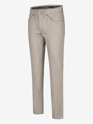 Helle graue 6-Pocket-Hose "Henry 7631" von Club of Comfort mit elastischem Doppelstoffbund, Hemdstopper, separater Mobile Pocket in der rechten Vordertasche, Kontrast-Münztasche, Baumwoll-Mischgewebe mit Woll-Optik, regular fit, schlank geschnitten, für Herbst/Winter.