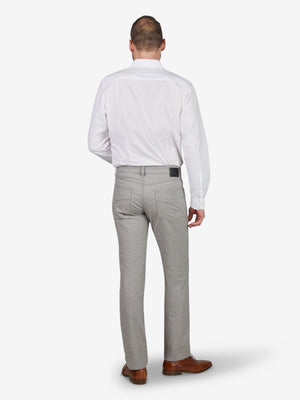 Herrenhose Modell HENRY 7631 in Hellgrau Melange, aus Baumwoll-Struktur-Mischgewebe mit Woll-Optik, regular Fit, mit elastischem Doppelstoffbund, Mobile Pocket in rechter Vordertasche, Münztasche mit Kontrast-Patch, schlankes Bein, flexible, bequeme 6-Pocket-Hose, ideal für Herbst/Winter, hergestellt von Club of Comfort.
