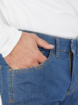Nahaufnahme einer Jeans in Jeansblau vom Hersteller Club of Comfort, Modell HENRY-Z6516. Die Hose hat einen elastischen Doppelstoffbund, eine Mobile Pocket in der rechten Vordertasche, eine Münztasche mit Kontrast-Patch, normale Leibhöhe, schlankes Bein und ist aus hoch elastischem Super High Stretch-Denim gefertigt.